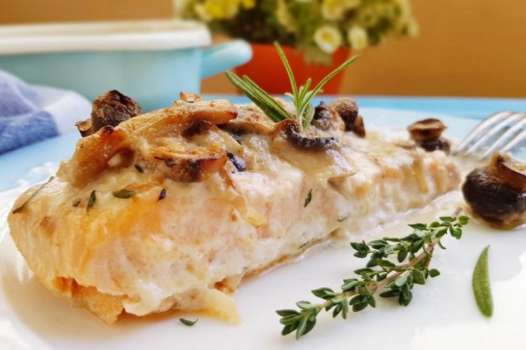 Кета с грибами в духовке