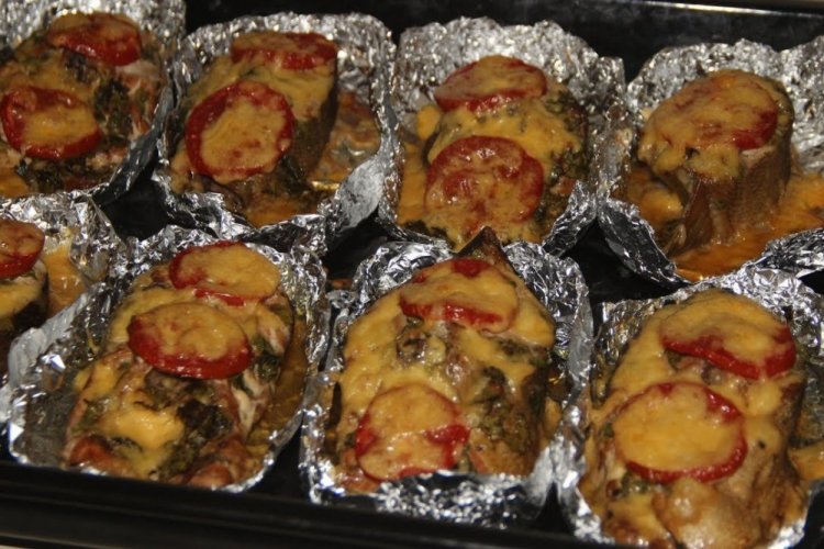 Кета с помидорами и сыром в духовке