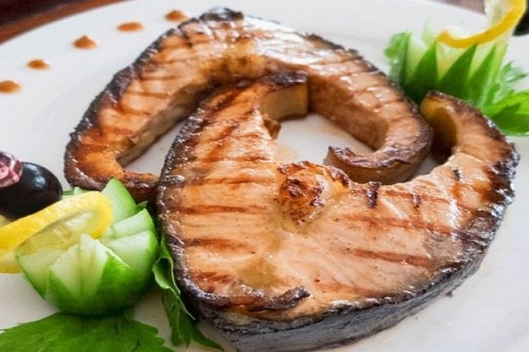 Запеченная стерлядь в соевом соусе и вине