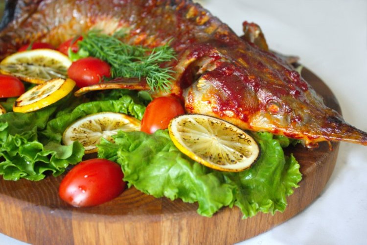 Стерлядь в сметанно-томатном соусе в духовке