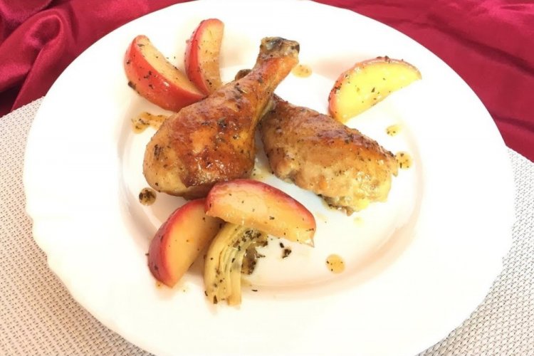 Куриные ножки с яблоками в мультиварке