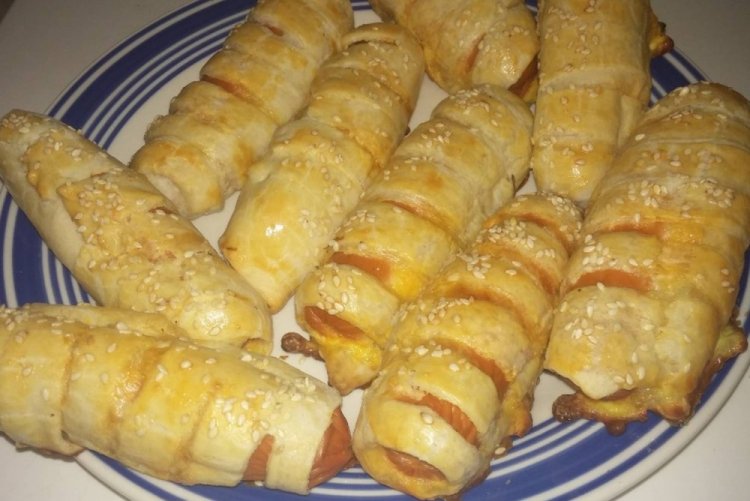 Сосиски с сыром и луком в духовке