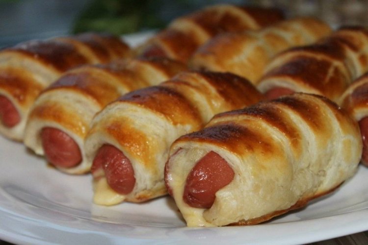 Сосиски с сыром в слоеном тесте
