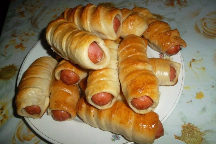 Сосиски с сыром в дрожжевом тесте