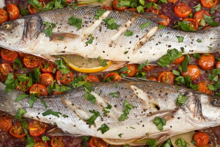 Кефаль с помидорами в рукаве