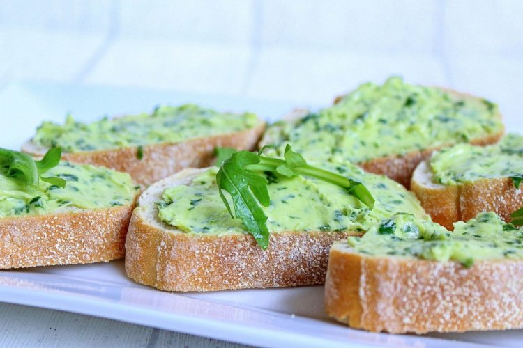 Паста из авокадо с фетой и зеленью