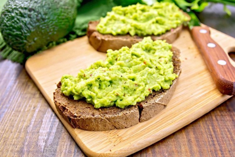 Паста из авокадо с оливками для бутербродов