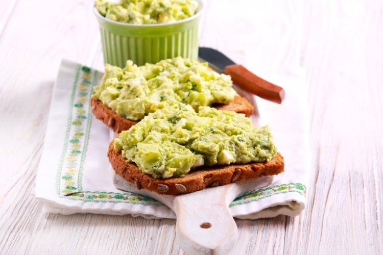 Паста из авокадо с яйцом для бутербродов