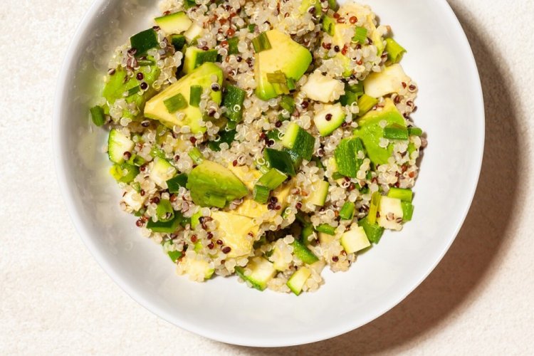 Салат с киноа, авокадо и яйцом