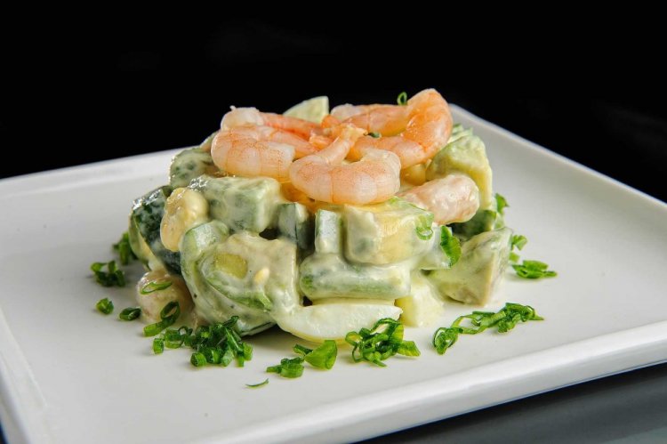 Салат с креветками, авокадо и яйцом