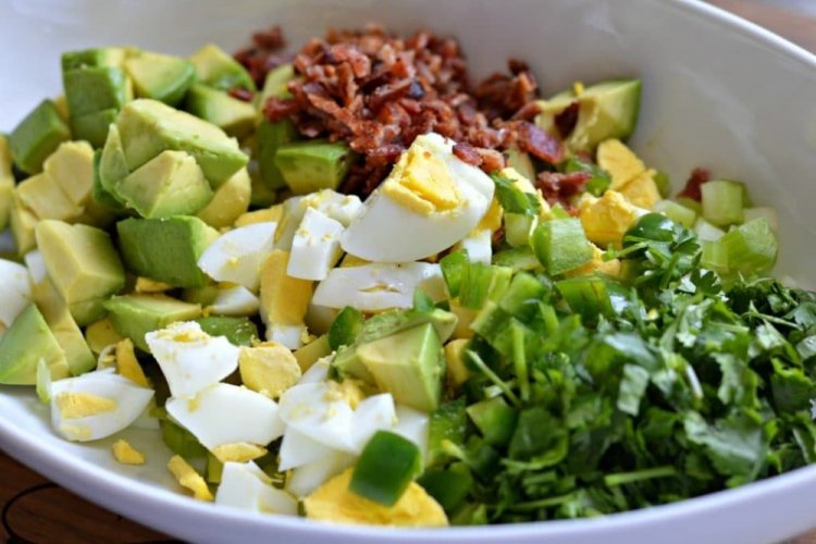 Салат с авокадо, беконом и яйцом