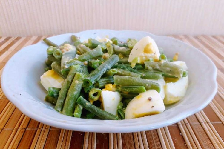 Салат с авокадо, стручковой фасолью и яйцом