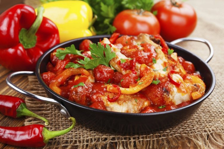 Индейка с помидорами на сковороде