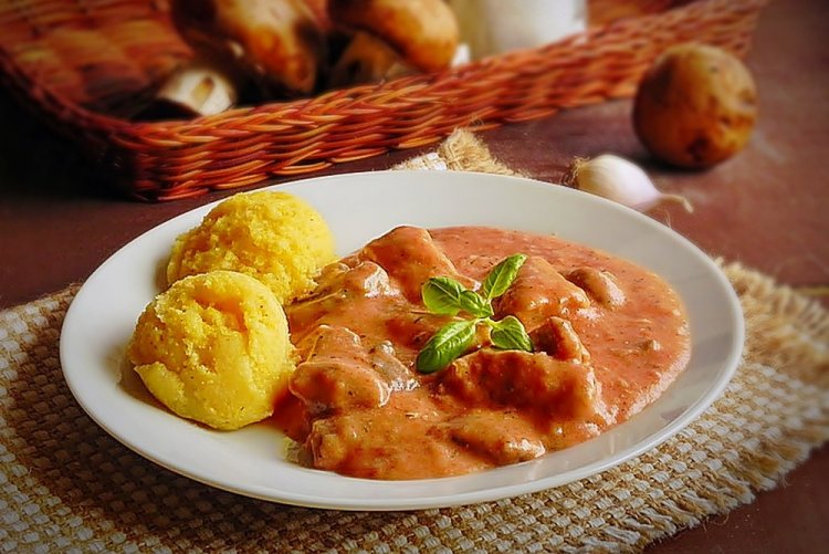 Индейка с томатно-сметанной подливкой на сковороде