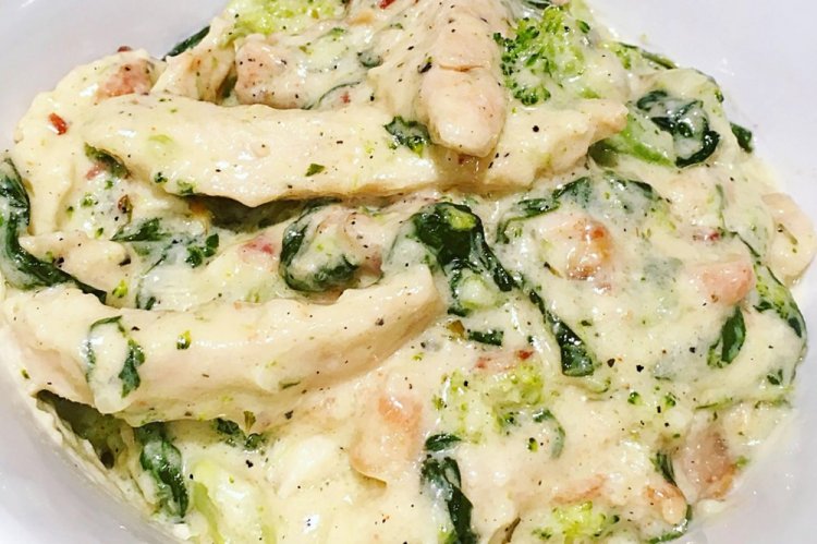 Индейка со шпинатом на сковороде