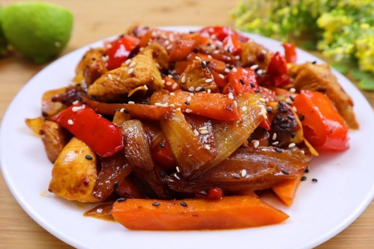 Индейка с овощами на сковороде