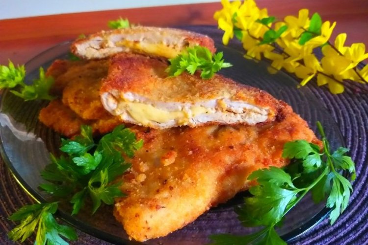 Жареная индейка с сыром на сковороде