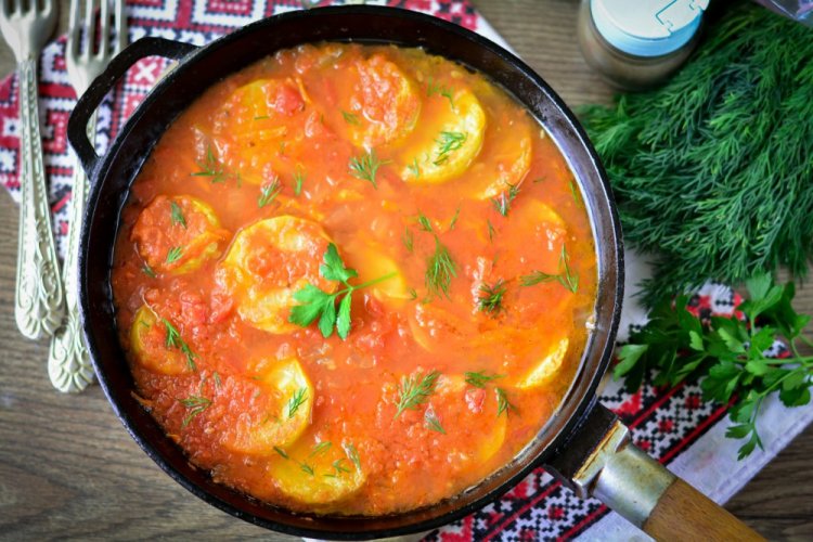 Тушеные кабачки в томате