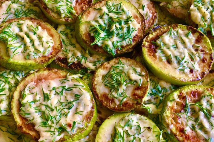 Кабачки-гриль с йогуртом и чесноком