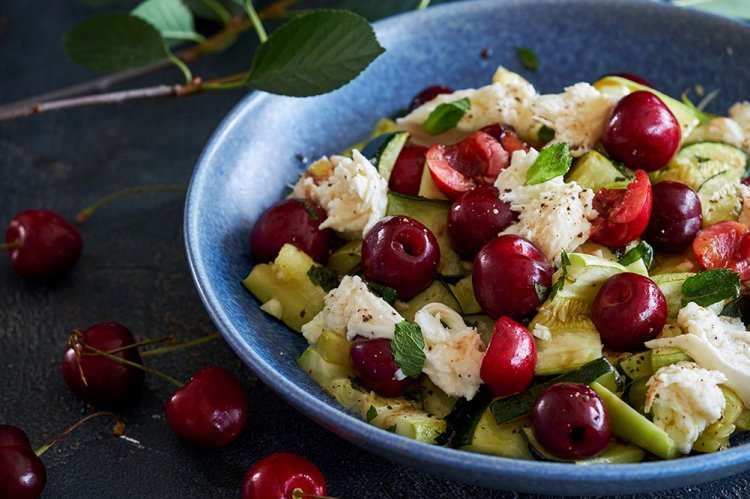 Салат из кабачков с вишней и базиликом