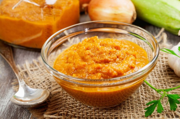 Кабачковая икра с майонезом и томатным соусом