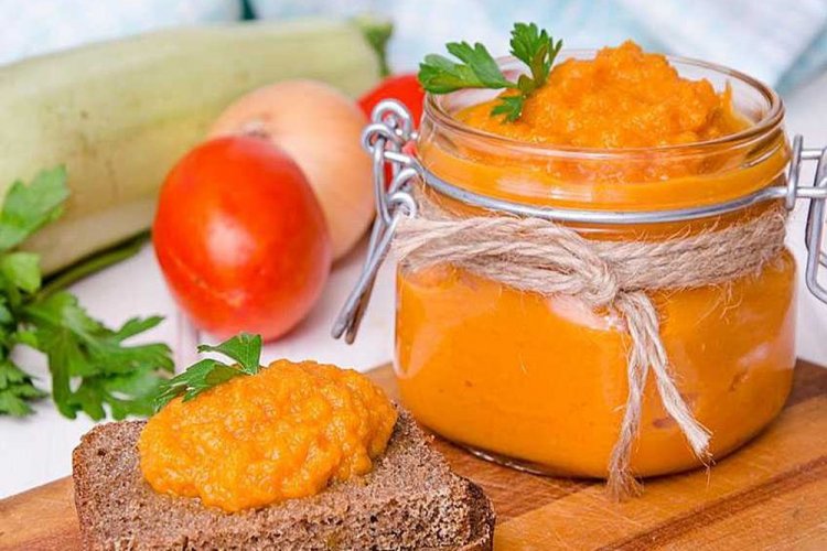 Кабачковая икра с майонезом и свежими помидорами