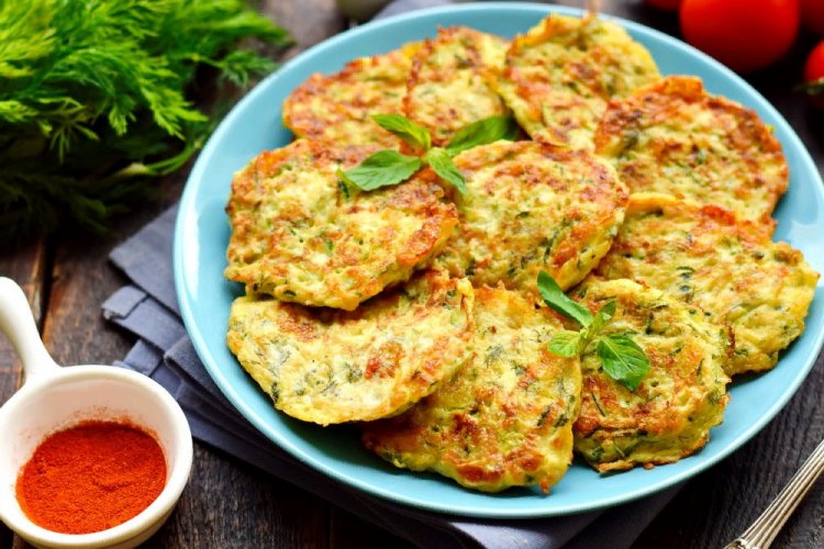 Кабачковые оладьи с помидорами и сыром