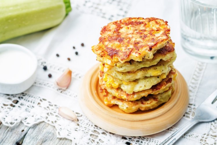 Кабачковые оладьи с сыром и кукурузой