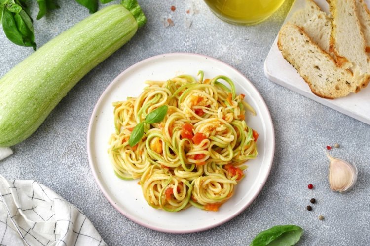 Спагетти из кабачков с помидорами и беконом