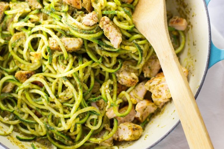 Спагетти из кабачков с индейкой и сливками