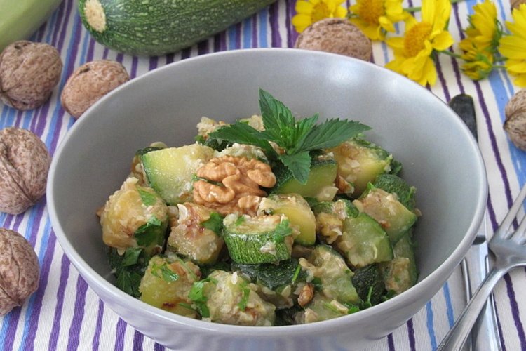 Теплый салат с цукини и грецкими орехами