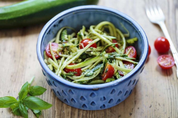 Спагетти из цукини с помидорами