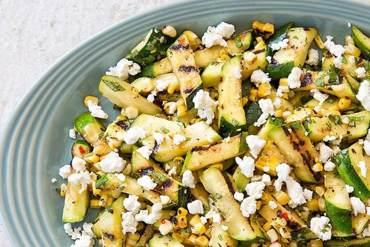 Салат с цукини, кукурузой и фетой