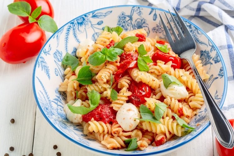 Салат с моцареллой и макаронами