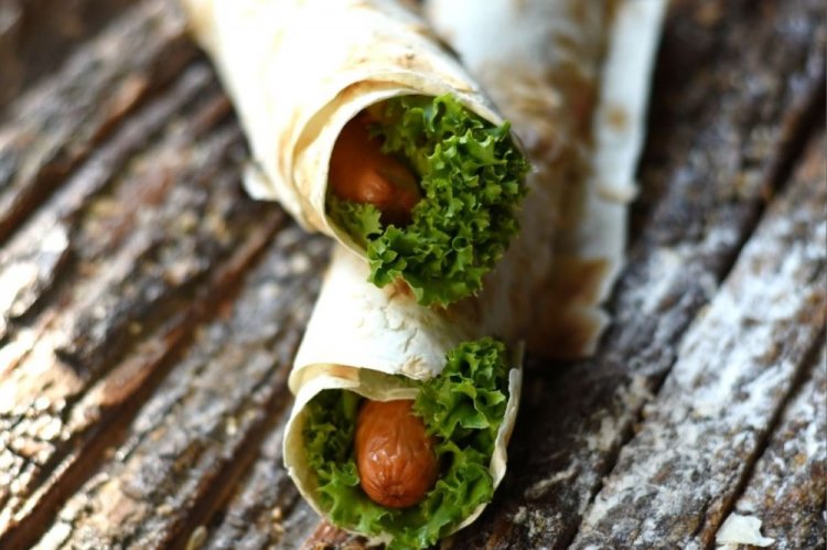 Хот-дог с рукколой в лаваше