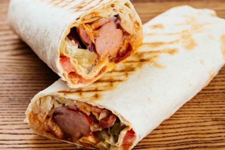 Хот-дог с капустой в лаваше