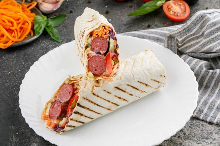 Хот-дог со сметаной и томатным соусом в лаваше