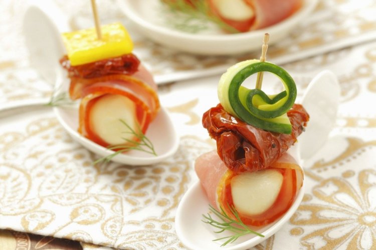 Канапе с огурцом, хамоном и вялеными помидорами