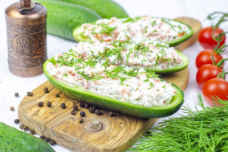 Фаршированные огурцы с помидором и сыром