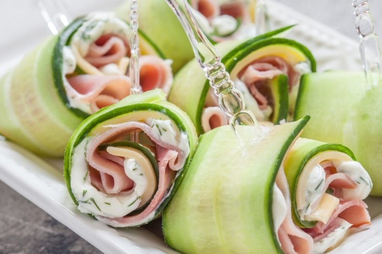 Рулетики из огурцов с ветчиной и рикоттой