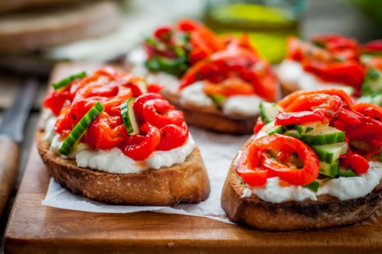Брускетты с огурцом и болгарским перцем