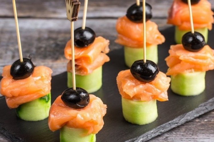 Канапе из огурцов с лососем и маслинами