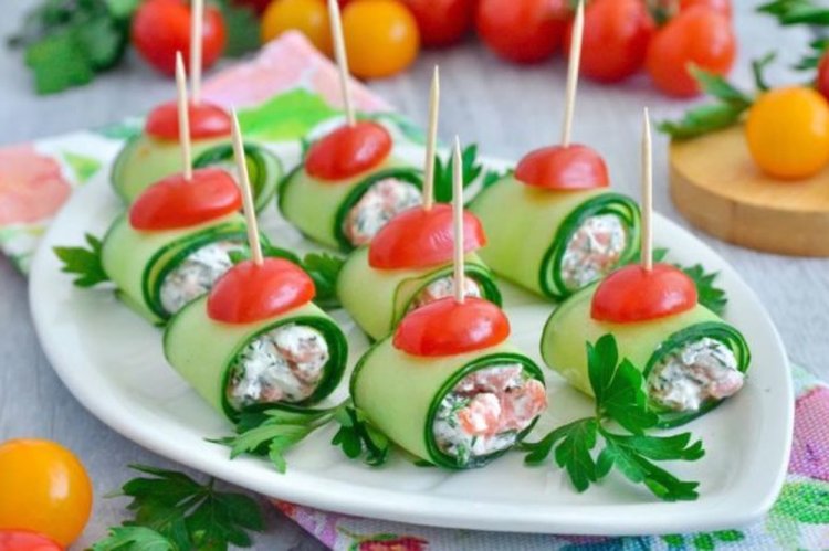 Рулетики из огурцов с красной рыбой