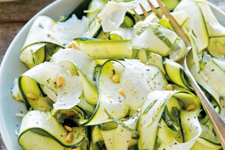 Салат из свежих кабачков с сыром