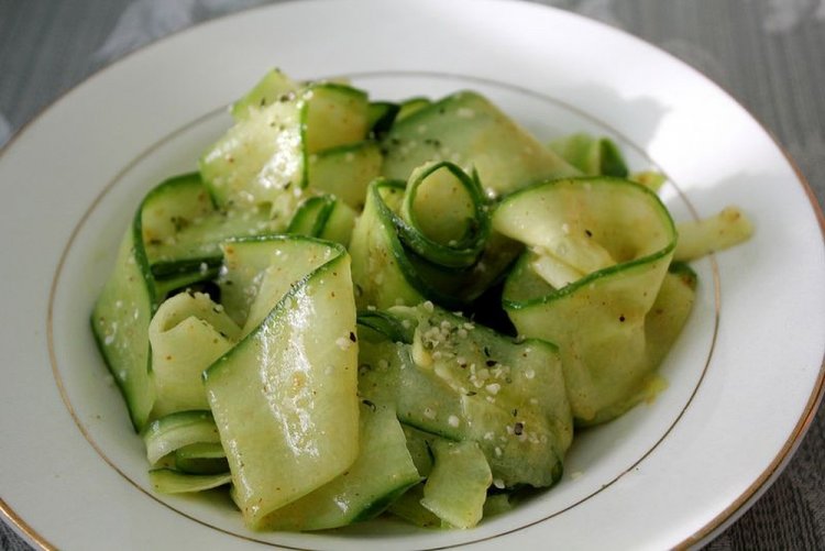 Салат из свежих кабачков с медовой заправкой