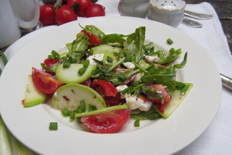 Салат со свежими кабачками и помидорами