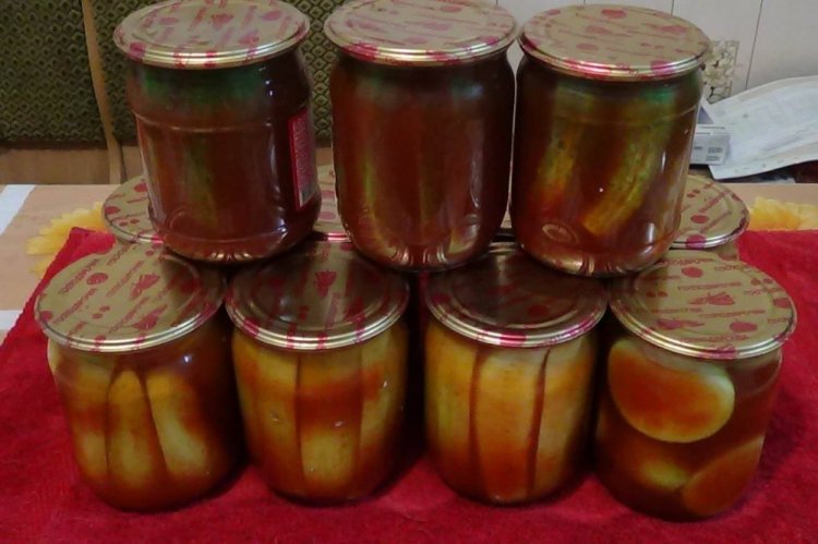 Огурцы и кабачки с кетчупом чили на зиму