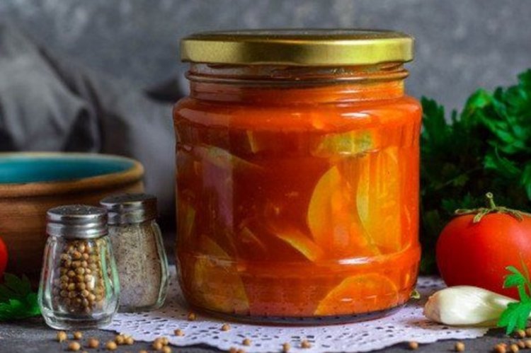 Кабачки с кетчупом чили и томатной пастой на зиму