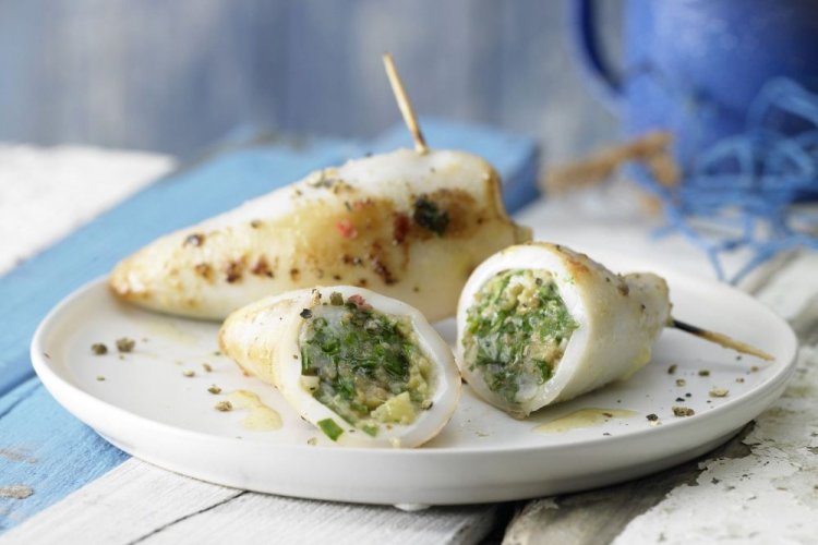 Кальмары на гриле, фаршированные яйцом и шпинатом