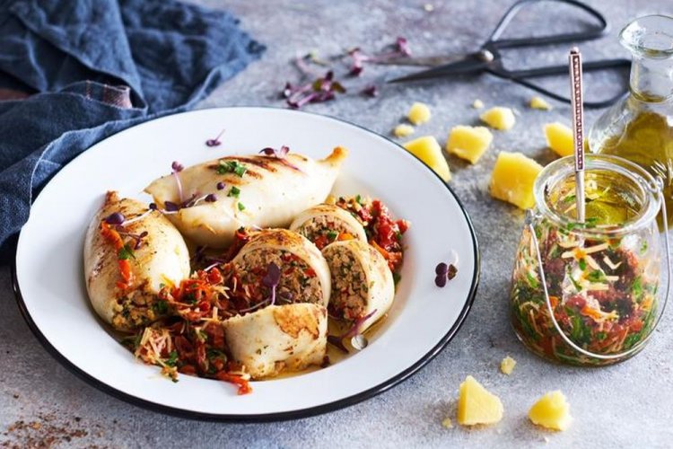 Кальмары с фаршем, сыром и овощами на гриле